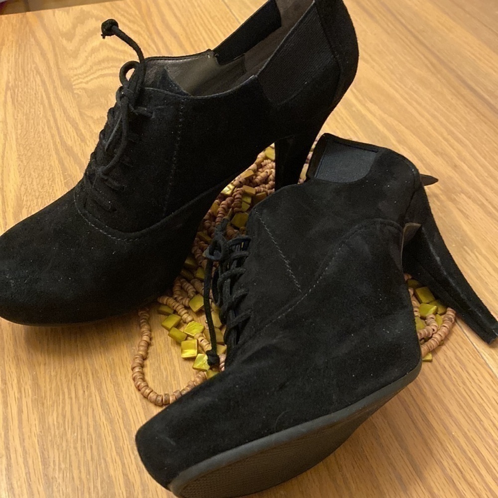👠 ME TOO Black Suede heels w/lace ups and stretch elastic on the side. Size 10